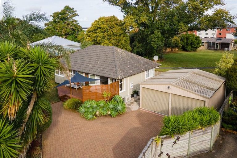 Photo of property in 42 Hereford Street, Te Atatu Peninsula, Auckland, 0610