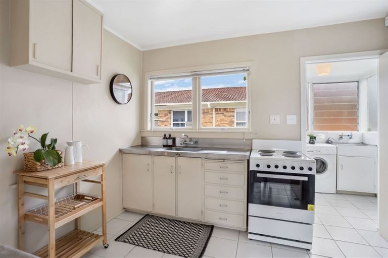 Photo of property in 2/1 Ocean View Road, Hillcrest, Auckland, 0627