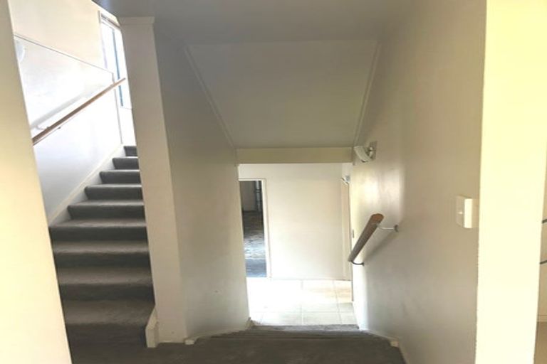 Photo of property in 32 Waverley Avenue, Glenfield, Auckland, 0629