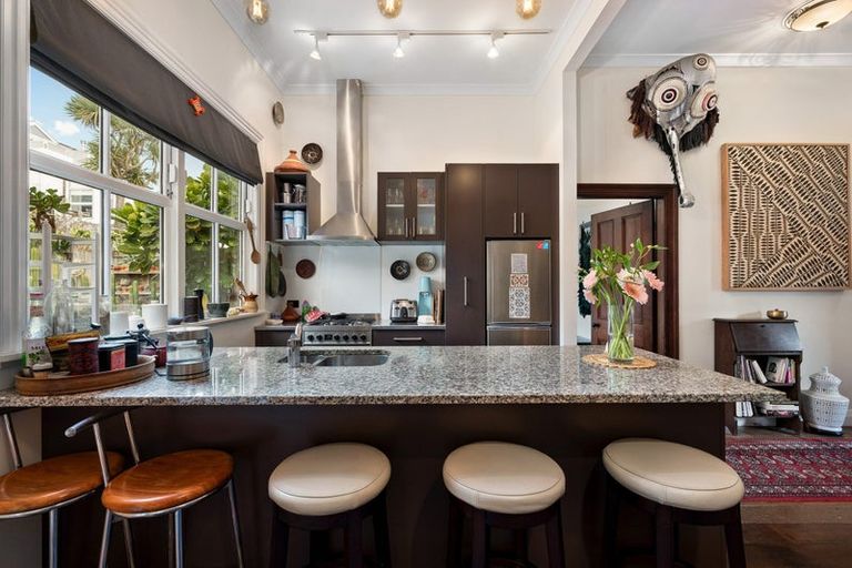 Photo of property in 6 Prince Street, Mount Victoria, Wellington, 6011