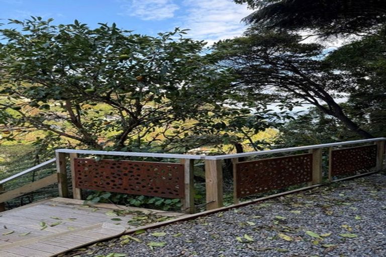 Photo of property in 5 Richmond Road, Mahina Bay, Lower Hutt, 5013