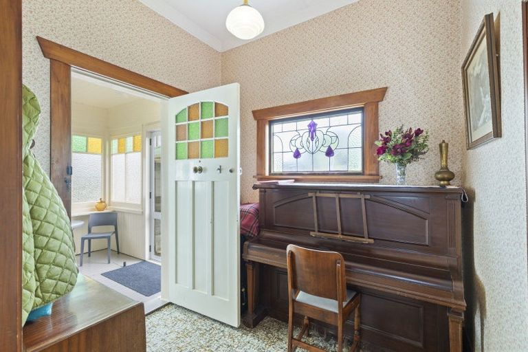 Photo of property in 23 Paynters Avenue, Strandon, New Plymouth, 4312