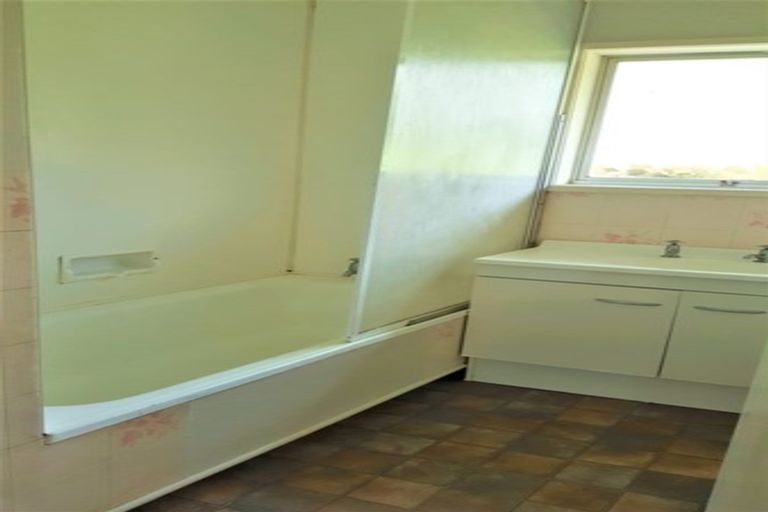 Photo of property in 53 Onewa Road, Northcote, Auckland, 0627