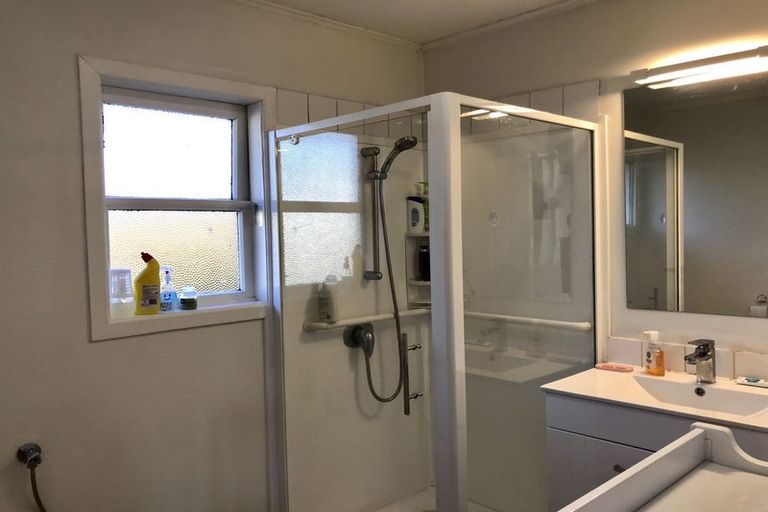 Photo of property in 15 Rixon Place, Te Atatu Peninsula, Auckland, 0610