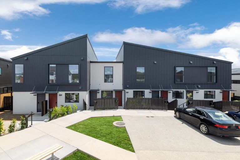 Photo of property in 2/1 Parapara Place, Albany, 0632