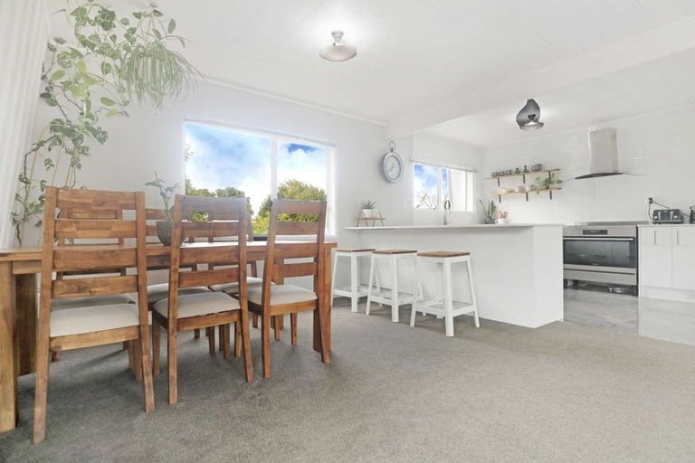 Photo of property in 22 Fernleigh Avenue, Waiuku, 2123