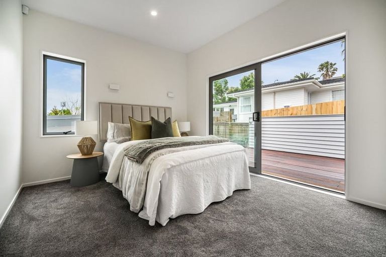Photo of property in 2/128 Sunset Road, Unsworth Heights, Auckland, 0632