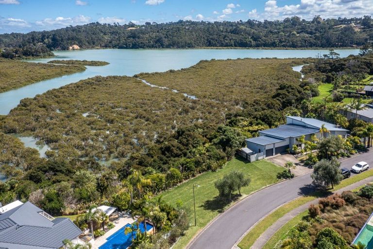 Photo of property in 29 Schopolo Place, Schnapper Rock, Auckland, 0632