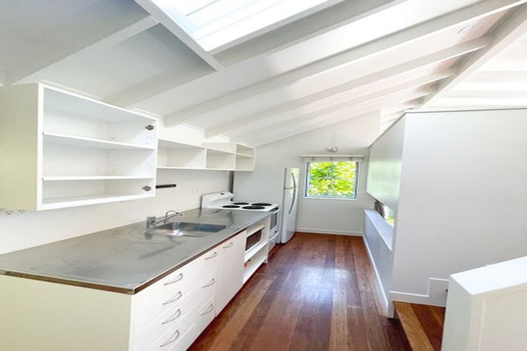 Photo of property in 33 Telephone Road, Birkenhead, Auckland, 0626