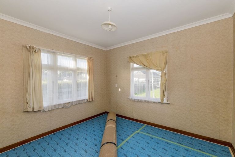 Photo of property in 74 Queenwood Road, Levin, 5510