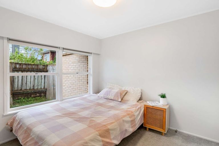 Photo of property in 2/8 Wykeham Place, Glenfield, Auckland, 0629