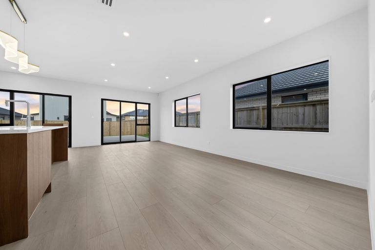 Photo of property in 30 Korowhiti Road, Clarks Beach, 2122
