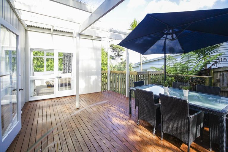 Photo of property in 28 Derwent Crescent, Titirangi, Auckland, 0604