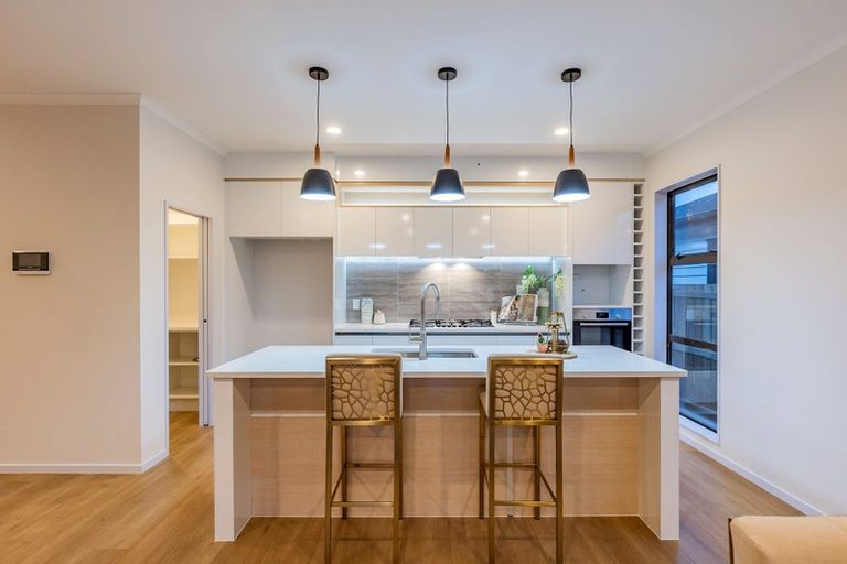 Photo of property in 43 Vinistra Road, Kumeu, 0810