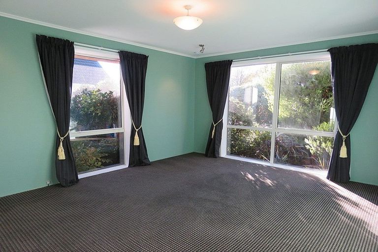 Photo of property in 9 Brookby Crescent, Avonhead, Christchurch, 8042