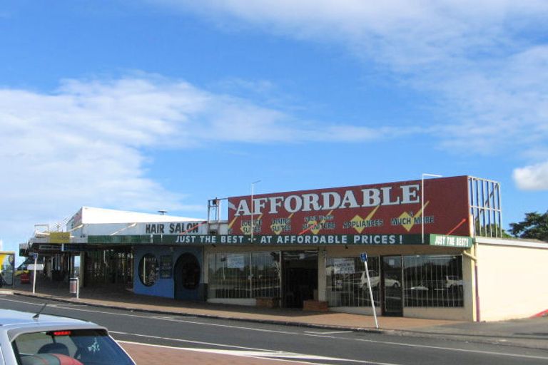 Photo of property in 240c Great North Road, Henderson, Auckland, 0612