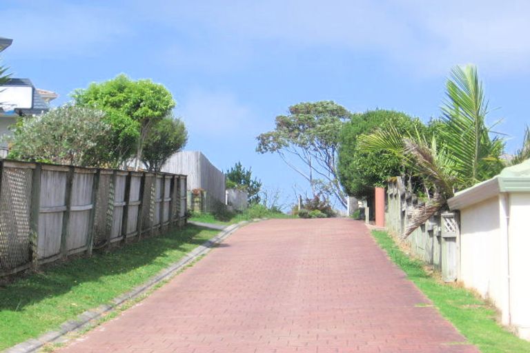 Photo of property in 2/31 Taroka Close, Pinehill, Auckland, 0632