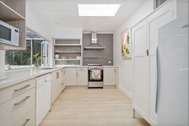 Photo of property in 18 Black Jack Road, Kuaotunu, Whitianga, 3592