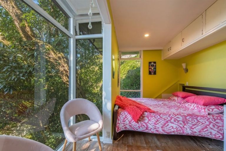 Photo of property in 33 Harbour View Road, Northland, Wellington, 6012