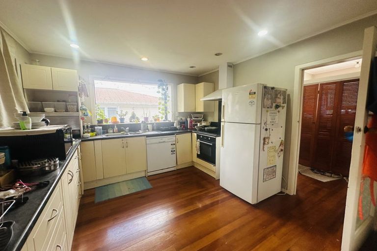 Photo of property in 64 Golf Road, New Lynn, Auckland, 0600