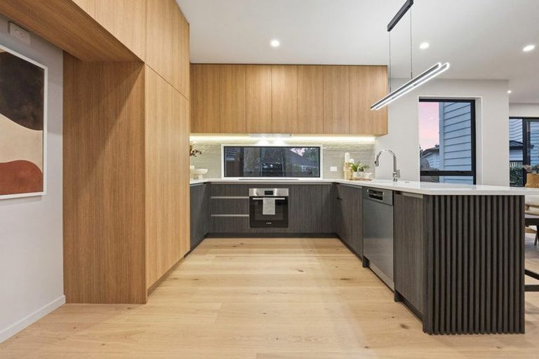 Photo of property in 8c Catalina Crescent, Forrest Hill, Auckland, 0620