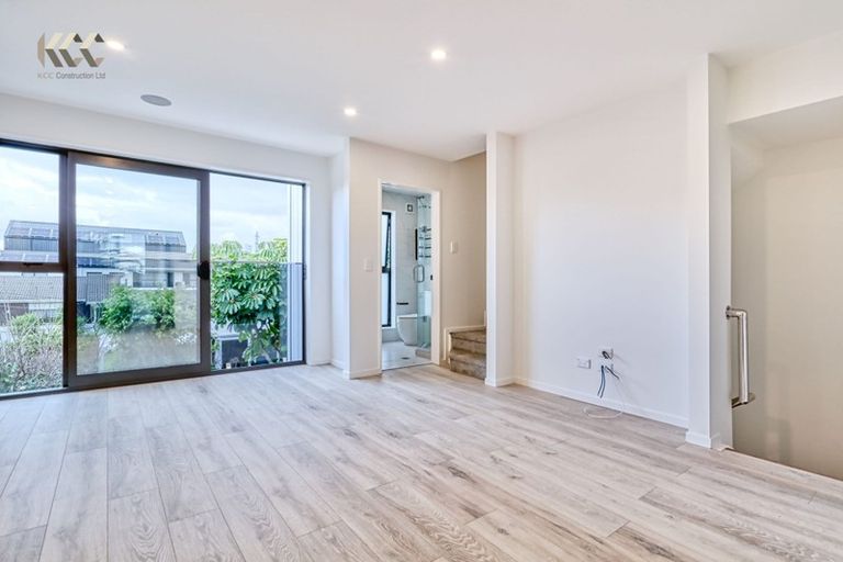 Photo of property in 2/14 Kerswill Place, Pakuranga, Auckland, 2010