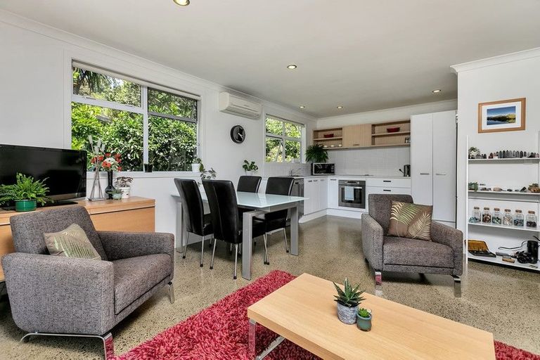 Photo of property in 42 Landing Road, Titirangi, Auckland, 0604