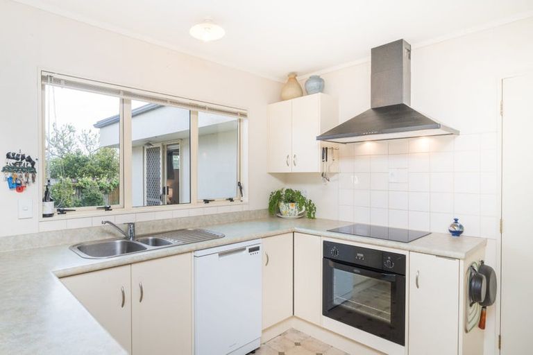 Photo of property in 18 Dalfield Place, Highbury, Palmerston North, 4412