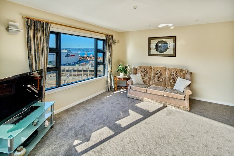 Photo of property in Endeavour Apartments, 3/125 Thorndon Quay, Pipitea, Wellington, 6011