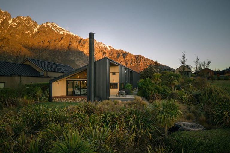 Photo of property in 14 Caithness Court, Jacks Point, Queenstown, 9371