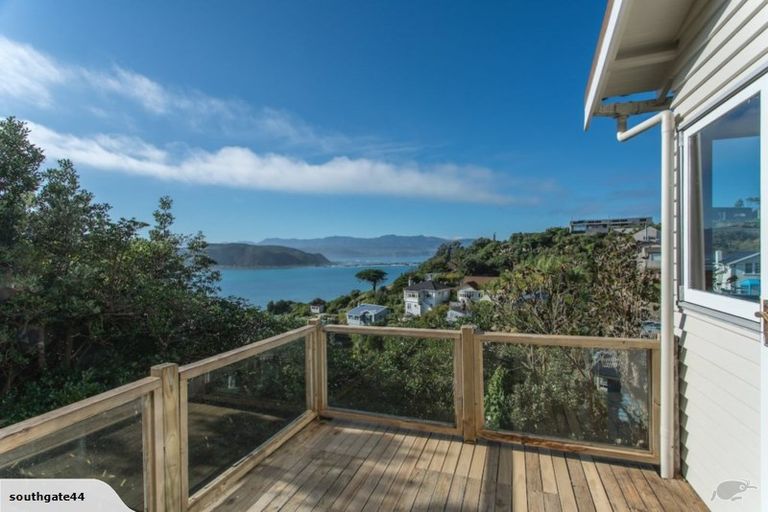 Photo of property in 30 Hungerford Road, Lyall Bay, Wellington, 6022