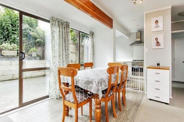 Photo of property in 16 Sylvan Crescent, Te Atatu South, Auckland, 0610