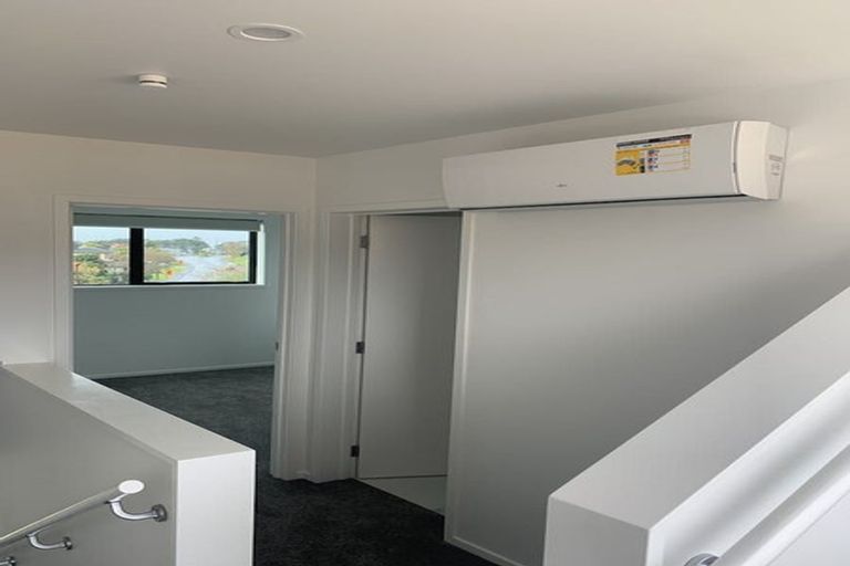 Photo of property in 1/2 Jadewynn Drive, Massey, Auckland, 0614