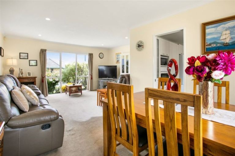Photo of property in 2 Gendo Avenue, Henderson, Auckland, 0612