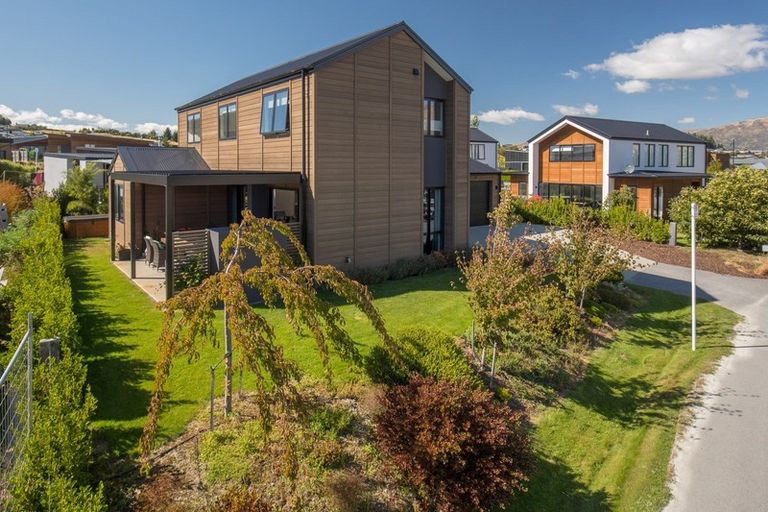 Photo of property in 4 Kapuka Lane, Wanaka, 9305