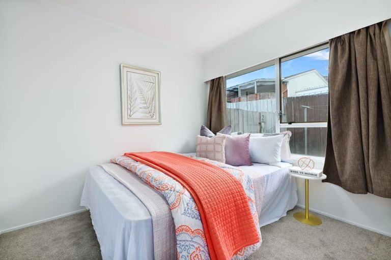 Photo of property in 1/1 Flagstaff Place, Massey, Auckland, 0614