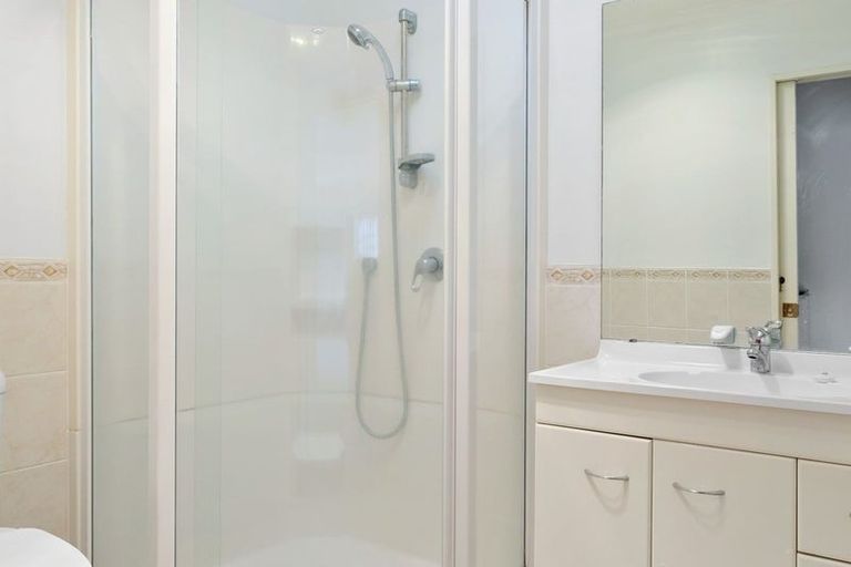 Photo of property in 5 Landvale Court, Browns Bay, Auckland, 0630