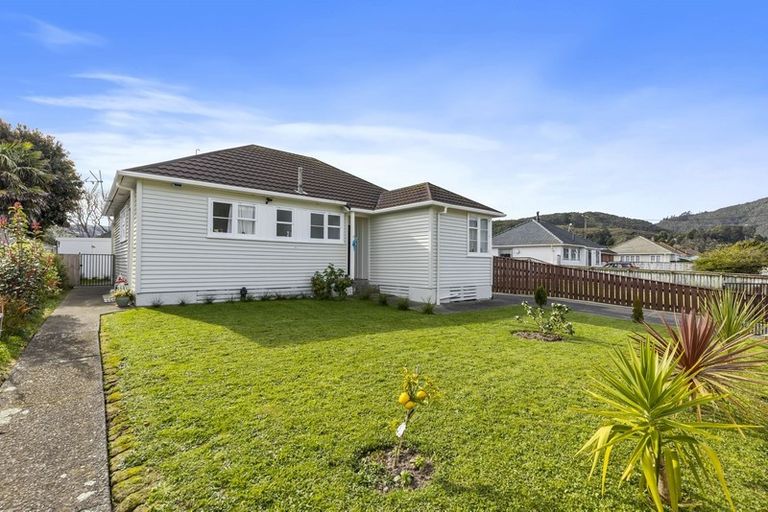 Photo of property in 17 Hewer Crescent, Naenae, Lower Hutt, 5011