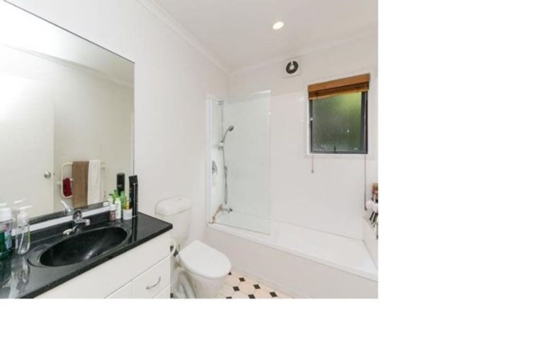 Photo of property in 4 Forbes Lane, Newlands, Wellington, 6037