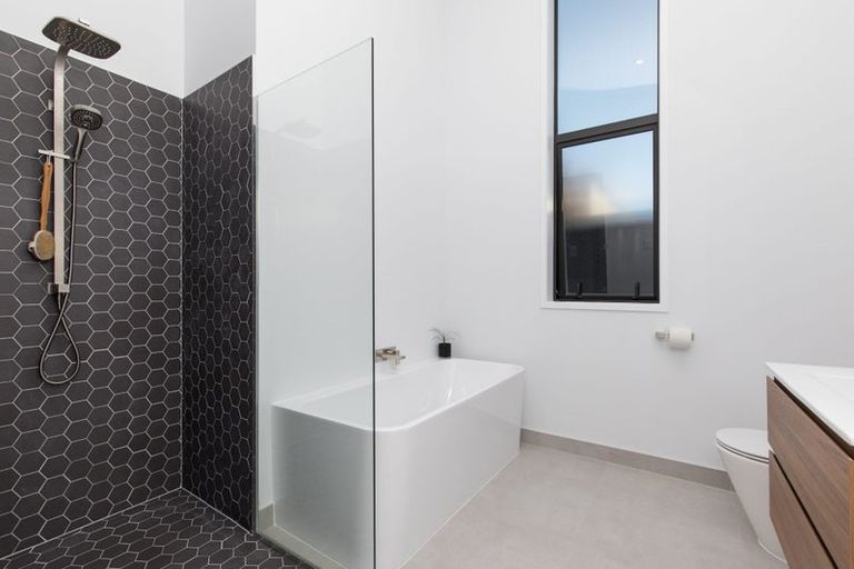 Photo of property in 2 Parachute Crescent, Papakura, 2110