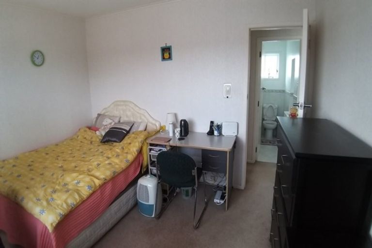 Photo of property in 18 Tupaki Place, Pakuranga Heights, Auckland, 2010