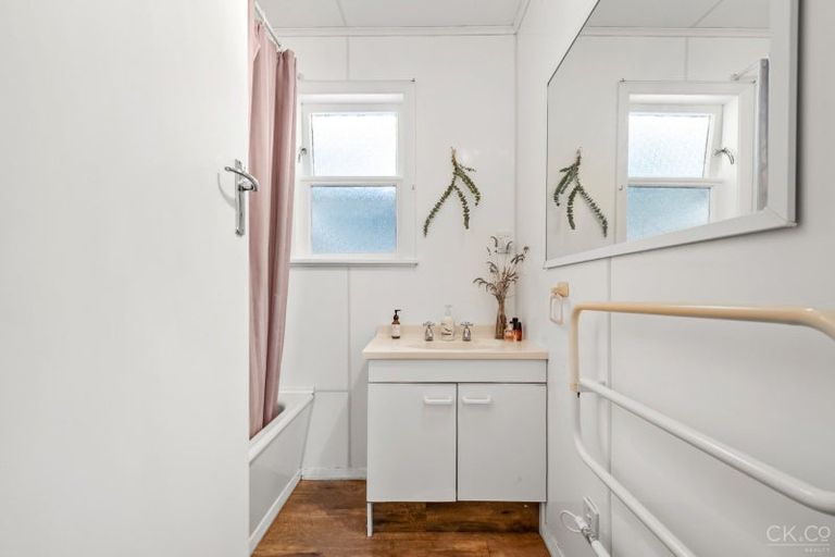 Photo of property in 7 Manuka Street, Stokes Valley, Lower Hutt, 5019