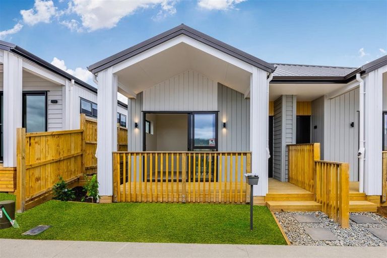 Photo of property in 16 Ihi Place, Karaka, 2578