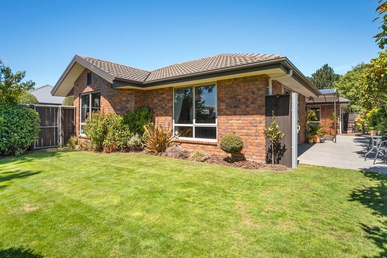 Photo of property in 8 Hoihere Place, Parklands, Christchurch, 8083