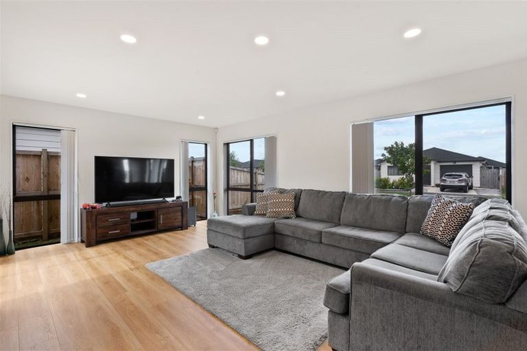 Photo of property in 13 Silver Beech Street, Takanini, 2110