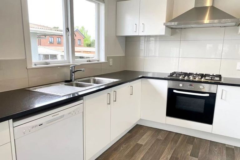 Photo of property in 5 Marlene Avenue, Te Atatu South, Auckland, 0610