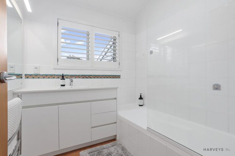 Photo of property in 32 Chamari Close, Titirangi, Auckland, 0604