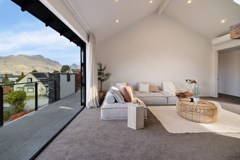 Photo of property in 1 Goldleaf Hill, Queenstown, 9300