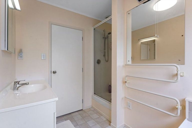 Photo of property in 1/1 Gatman Street, Birkdale, Auckland, 0626