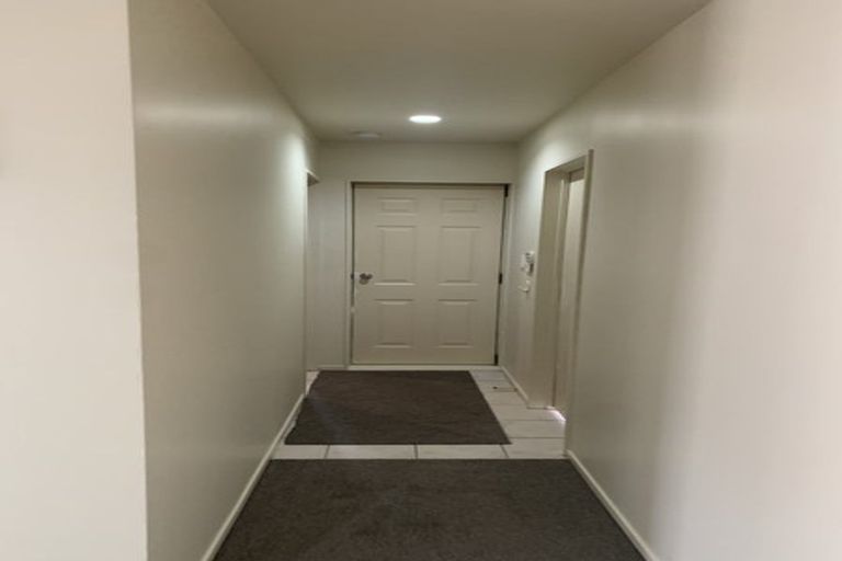 Photo of property in 62 Woodbank Drive, Glen Eden, Auckland, 0602